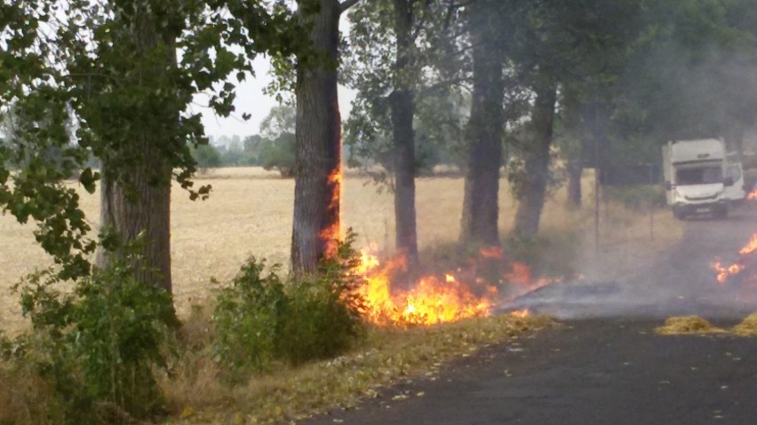 Pod Nowoszycami spłonęły dwie przyczepy ze słomą