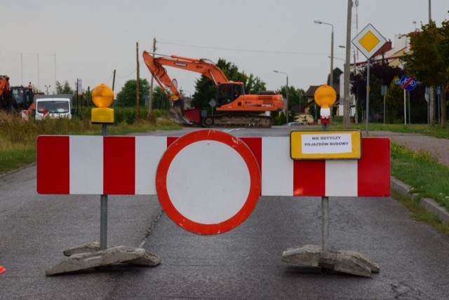 Skrzyżowanie zamknięto z powodu budowy w tym miejscu ronda. Tutaj bowiem kończyć się będzie budowana właśnie droga, która połączy ulicę Marulewską z Szymborską.