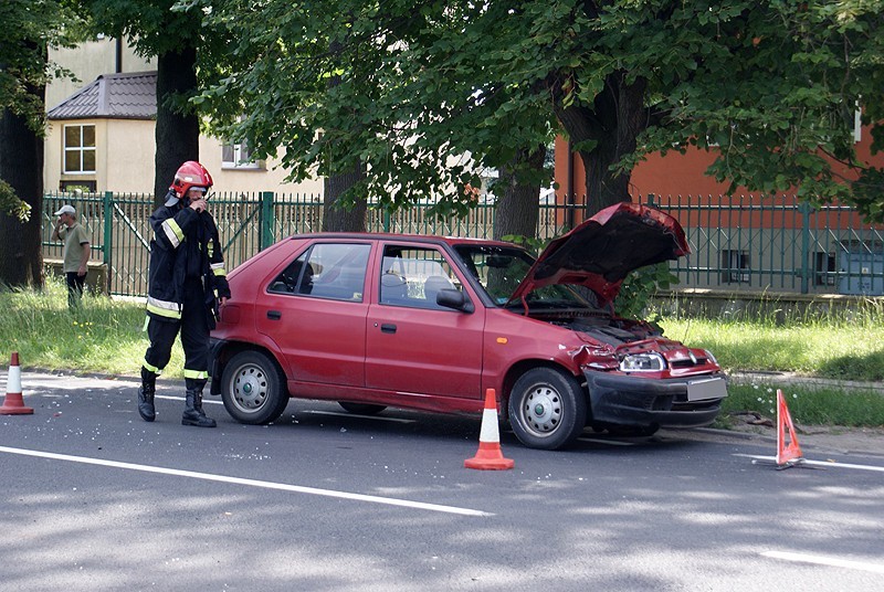 Straż pożarna w Kaliszu zabezpiecza kolizję na Warszawskiej