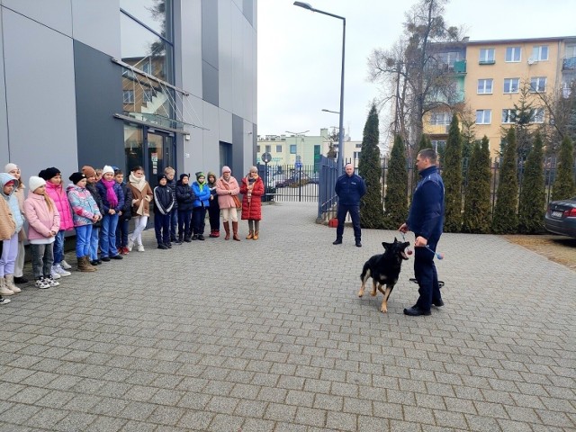 Policjanci o swojej pracy opowiadali młodym ludziom ze Śliwic