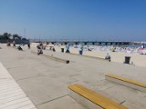 Radny z Kołobrzegu chce zgody na picie alkoholu na schodach na plażę 