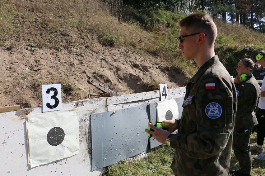 Projekt "Zrekrutuj się" już ruszył. Na strzelnicy młodzież z...