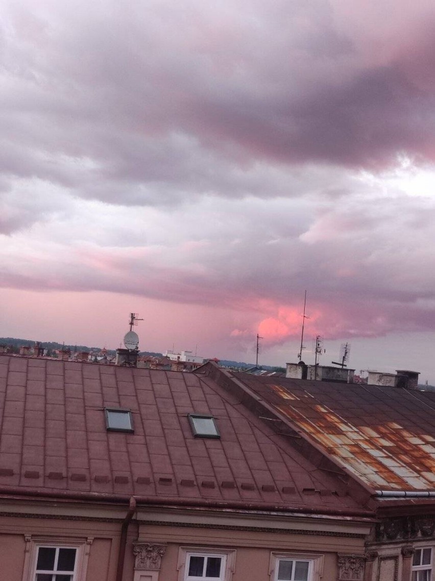Czerwone niebo nad Przemyślem i okolicami.