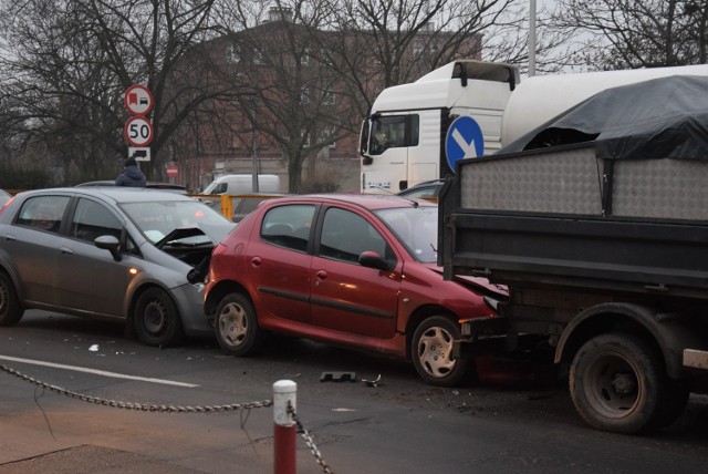 Wypadek w Kaliszu. Zderzenie trzech pojazdów na Wojska Polskiego