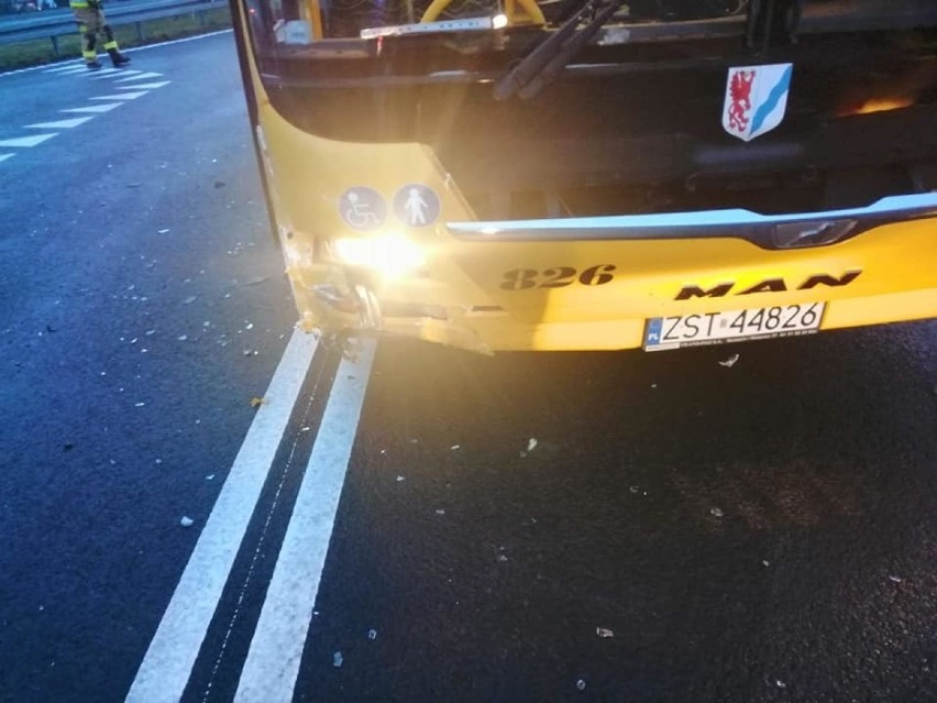 Na węźle Motaniec samochód osobowy zderzył się z miejskim autobusem