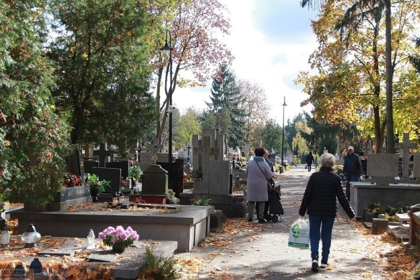 1 listopada 2023 z włocławskich osiedli na cmentarz przy al....