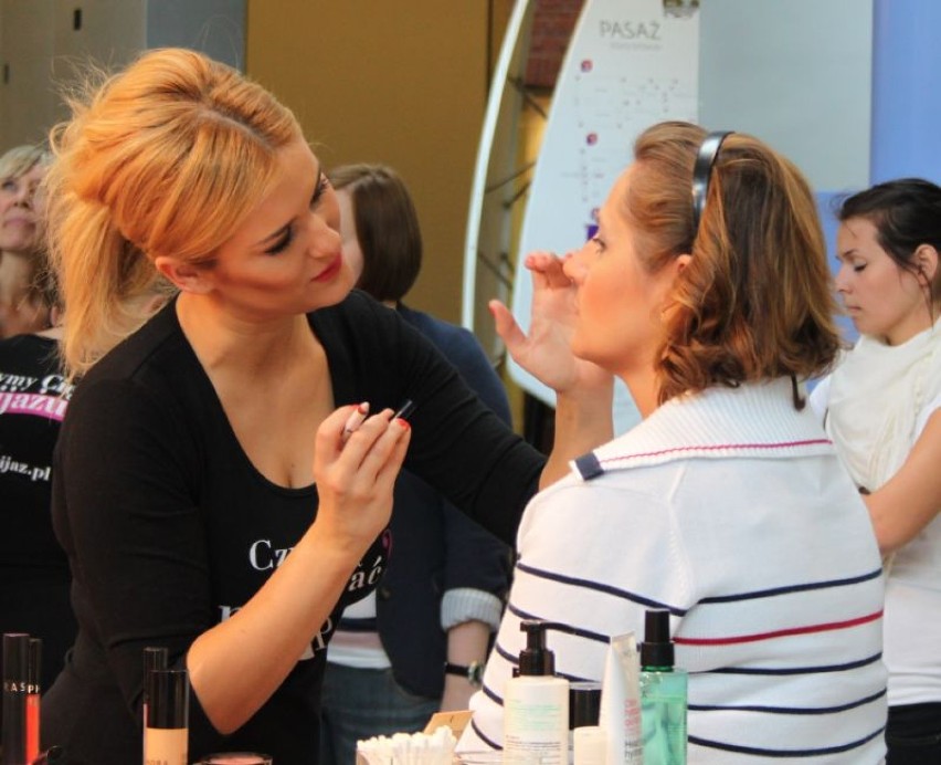 Paulina Karamon podczas pracy nad makijażem klientki