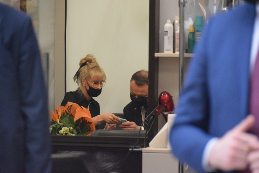 Prezydent Andrzej Duda z wizytą w salonie fryzjerskim w Askanie. Spotkanie trwało około 20 minut. Co tam robił?