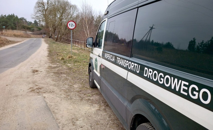 Gmina Gniezno. „Gruszką” rozjeżdżał drogę w Lubochni. Dostał mandat