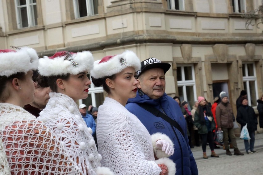 „Polonez dla Witelona” w Legnicy. Taniec poprowadził Prezydent Legnicy Tadeusz Krzakowski, zobaczcie zdjęcia