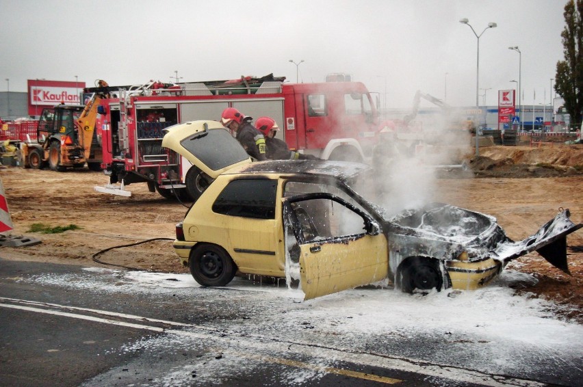 Szczecin: Na Struga spłonął samochód [zdjęcia]