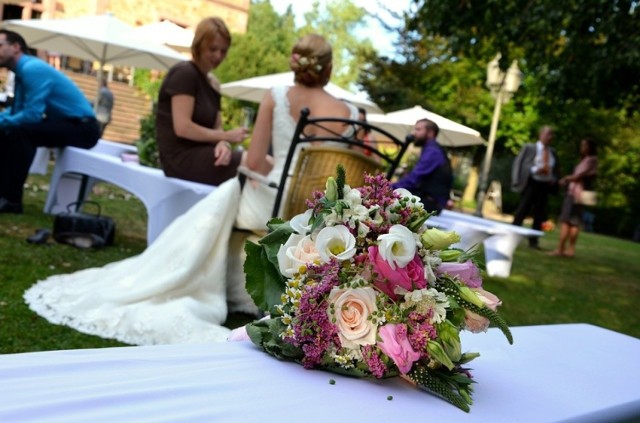 Ile dać na ślub, ile włożyć do koperty na wesele? To pytanie często zadają sobie wybierający się na wesele.