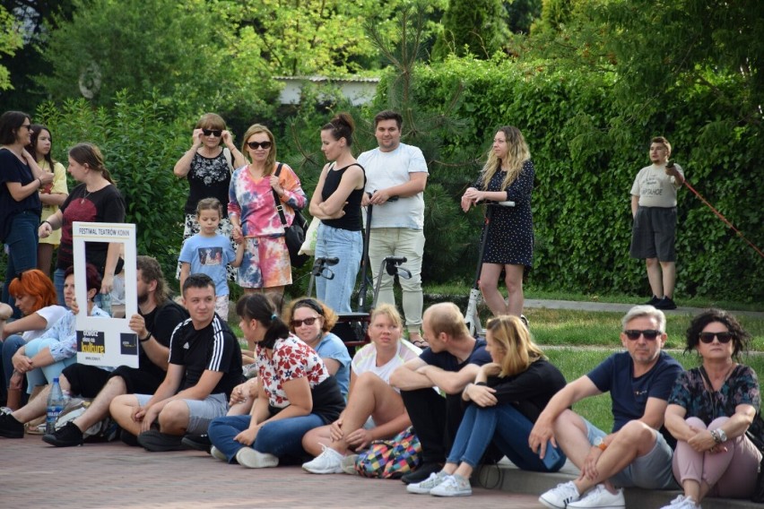 Otwórz okno na kulturę! Niesamowite występy pomiędzy wieżowcami w Koninie. Performerzy z Afryki i Hiszpanii skradli serca mieszkańców