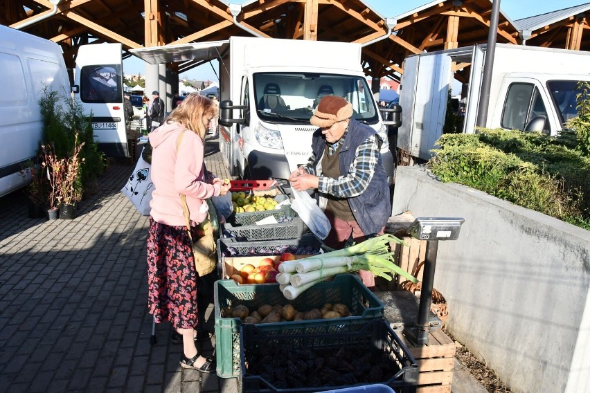 Mnóstwo ludzi na targowisku w Busku-Zdroju w środę, 26 października