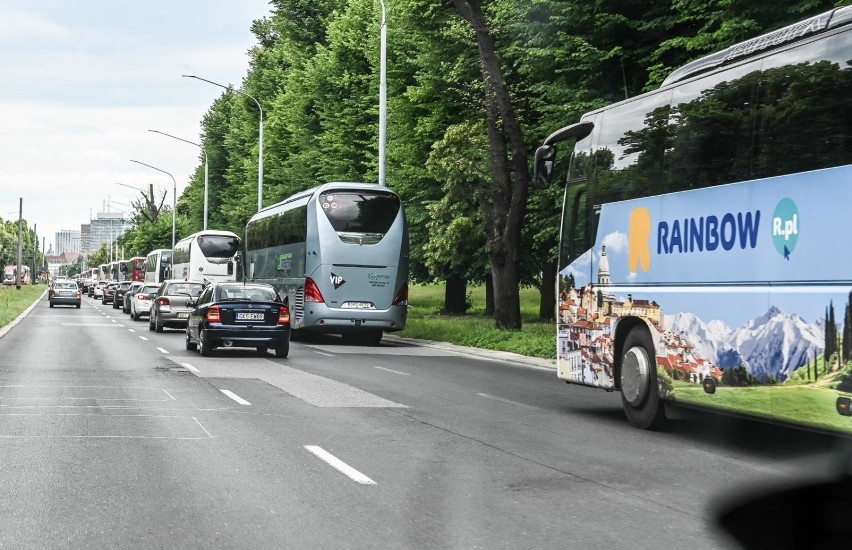 Przejazd protestacyjny przewoźników autokarowych przez...