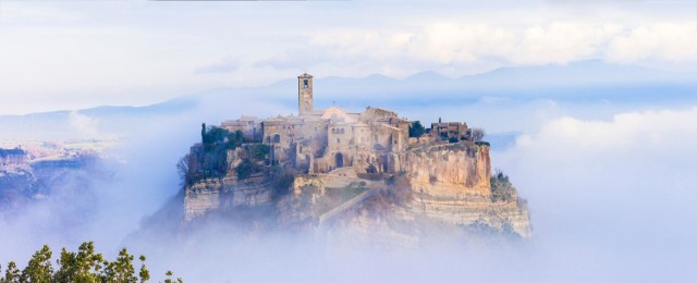 Civita di Bagnoregio to miejsce pełne uroku i tajemnicy. Jeśli marzysz o odwiedzeniu wyjątkowego miejsca, które niebawem może zniknąć z powierzchni ziemi, koniecznie zobacz to "umierające miasto" we Włoszech.