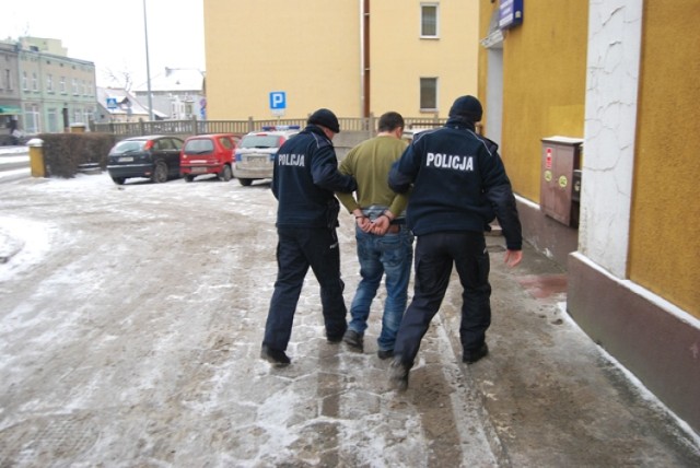 Zatrzymanie podejrzanych o rozbój na stacji w gminie Krzywiń