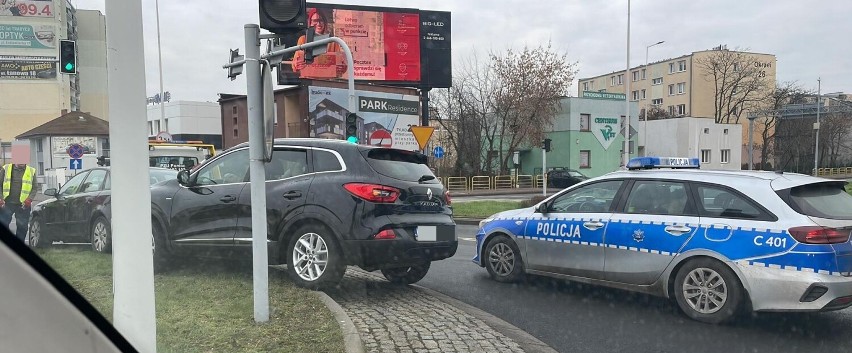 Zderzenie osobówek na skrzyżowaniu Okrzei - Wronia