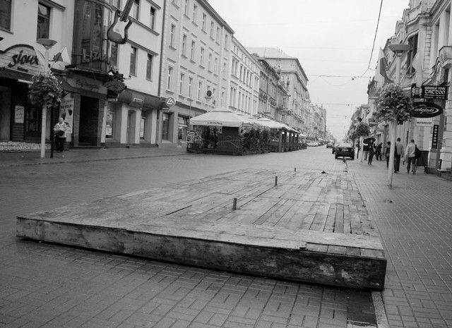 Po niektórych ogródkach pozostały już tylko drewniane podesty.