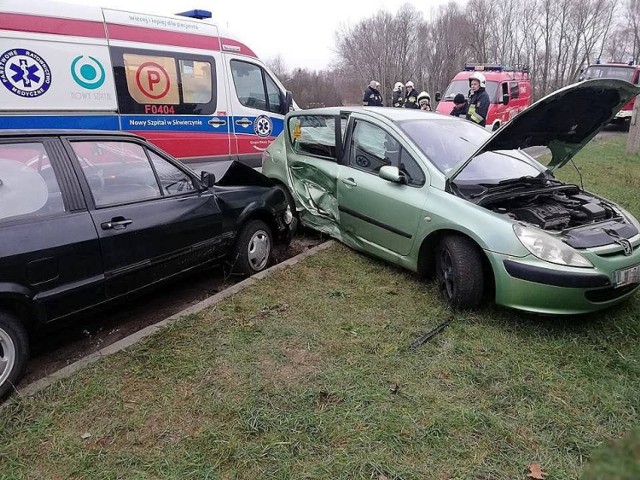 W Zemsku koło Bledzewa zderzyły się dwa samochody osobowe – peugeot i volkswagen polo. Do wypadku doszło w niedzielę, 16 grudnia, około godz. 13.20 na łuku drogi przy wjeździe do Zemska.