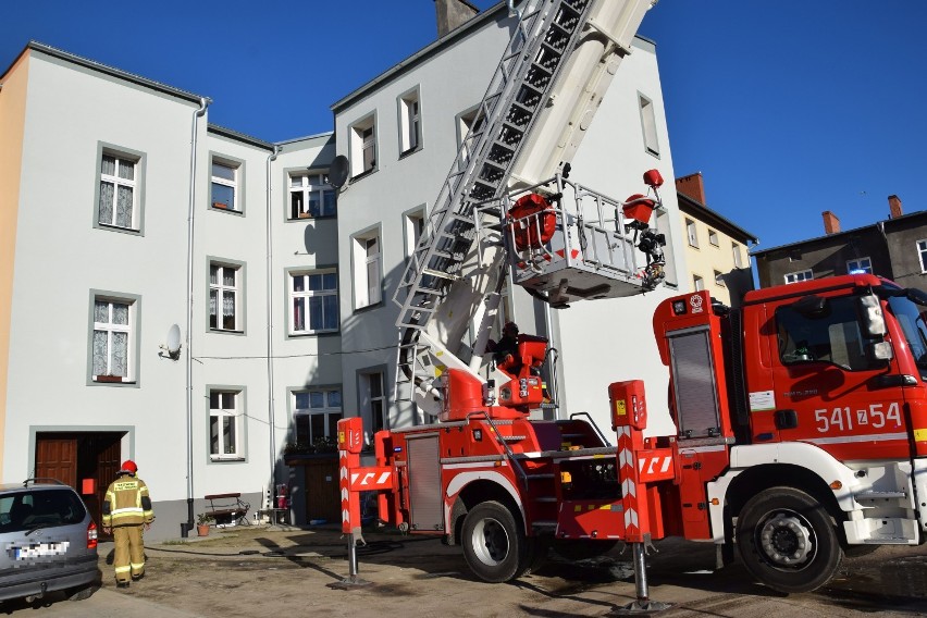 Pożar kamienicy w centrum Szczecinka . Ewakuowano 7 osób [zdjęcia]