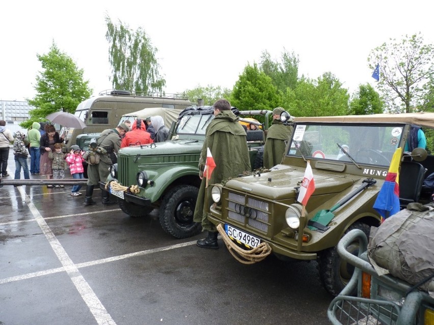 Zlot Pojazdów Militarnych Wapienniki 2012: Parada i pokaz w Radomsku [ZDJĘCIA+FILM]