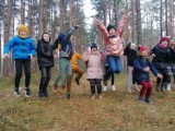 Lekcja w lesie... o lesie uczniów ze Szkoły Podstawowej numer 5 w Jędrzejowie. Dzieci poznawały świat flory