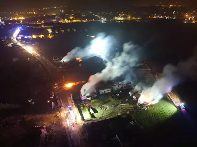 Zdjęcie miejsca pożaru w Murowanej Goślinie wykonane z policyjnego drona.
