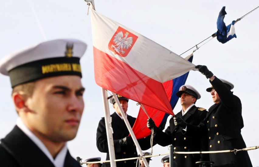 Gdynia. Flesz z przeszłości. 3.12.2013. ORP "Rolnik" i ORP "Metalowiec" kończą służbę. Opuszczenie bandery na okrętach