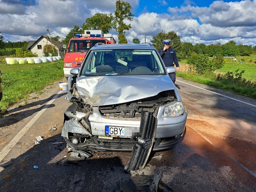 Gmina Parchowo. Wypadek w Jamnie. Touran uderzył w forda służb drogowych | ZDJĘCIA
