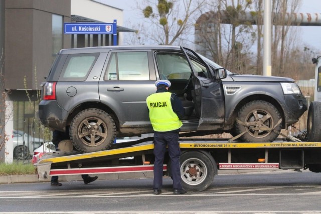 W których miastach wojewódzkich OC jest najtańsze i jak na tle innych wypada teraz Wrocław? Pokazujemy to na kolejnych slajdach. Miasta poszeregowaliśmy od najniższych cen polis po najwyższe. Piszemy też, co - zdaniem ekspertów - czeka nas w tym roku jeżeli chodzi o zmiany stawek OC. 

Do kolejnych zdjęć przejdziesz za pomocą gestu, strzałek lub kursora.