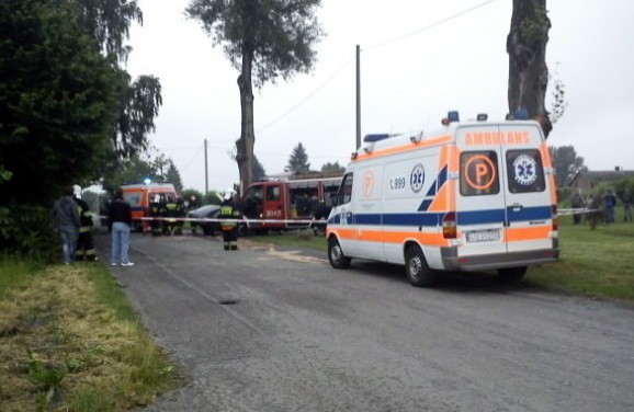 Wypadek w Motyczu: Mercedes owinął się wokół drzewa