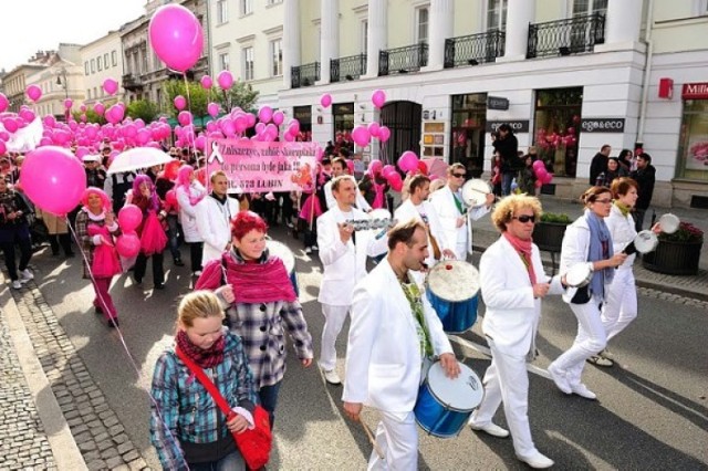 Marsz Różowej Wstążki 2012. Sfotografuj swoje piersi i pokaż je światu