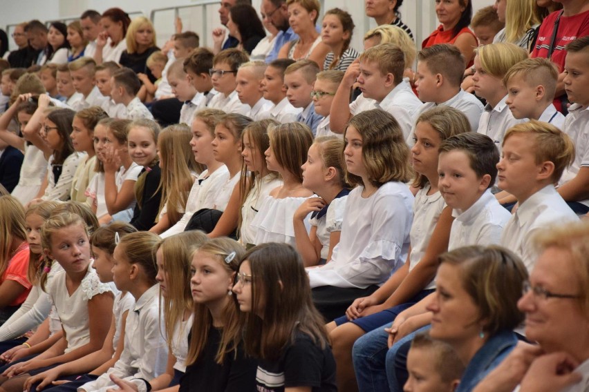 Inauguracja roku szkolnego w mieście z otwarciem nowoczesnej bieżni lekkoatletycznej