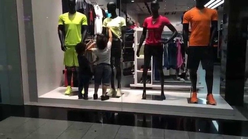 Te dzieci naprawdę nie chcą robić zakupów. Potrafią też...