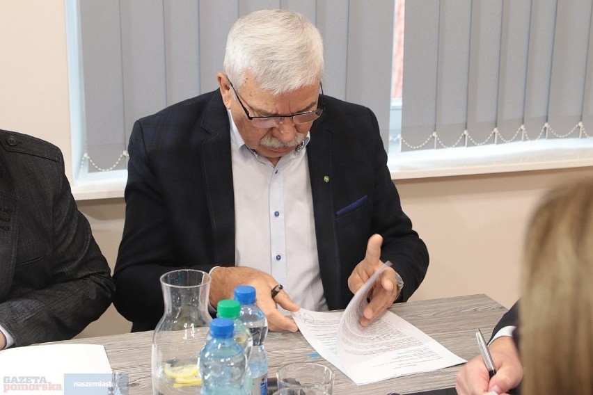 W starostwie powiatowym we Włocławku podpisano umowę, na...