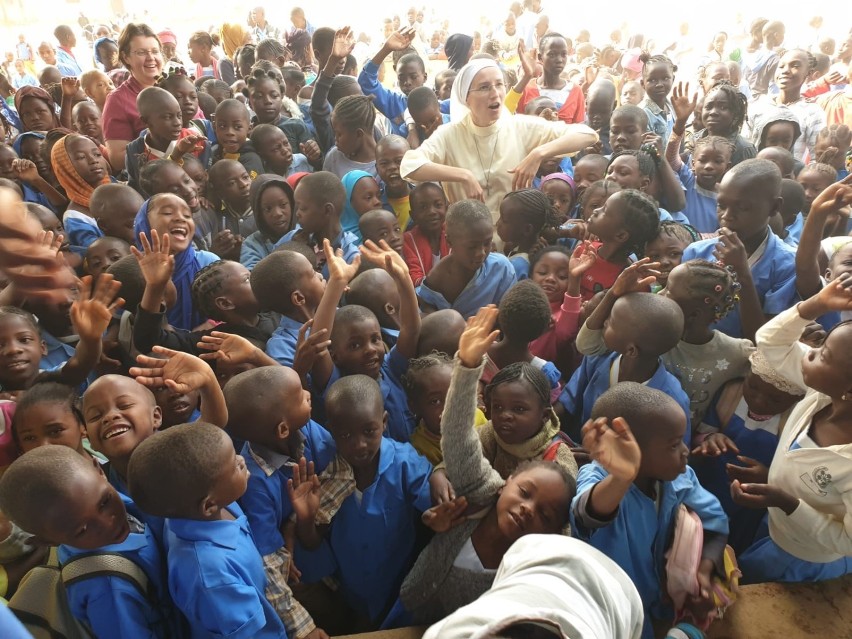 "Dzieciak w butach" to charytatywna akcja na rzecz dzieci z Kamerunu