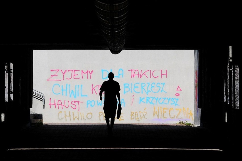 Graffiti w tunelu na Bora-Komorowskiego