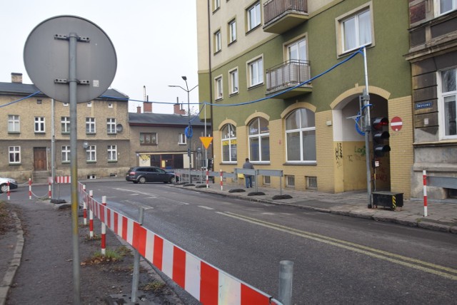 Ciężarówki pozrywały kable zasilające sygnalizatory.