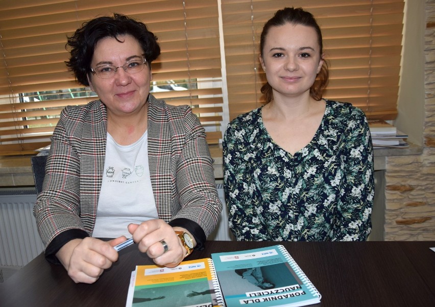 Od lewej dyrektor ZS nr 1 w Wieluniu Elżbieta Urbańska-Golec i szkolny psycholog Joanna Klemińska-Chudy