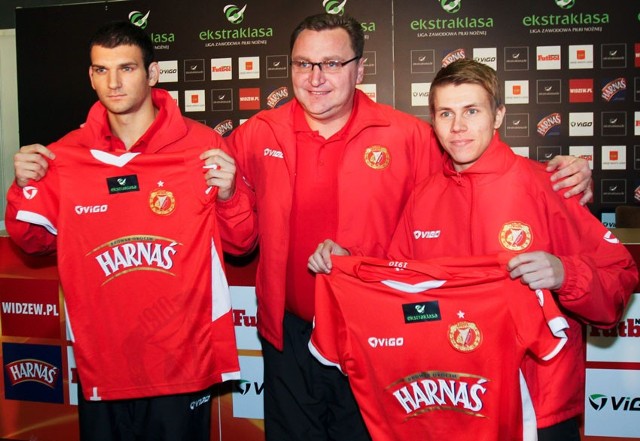 Stoją od lewej: Bogdan Straton, trener Czesław Michniewicz i Riku Riski.