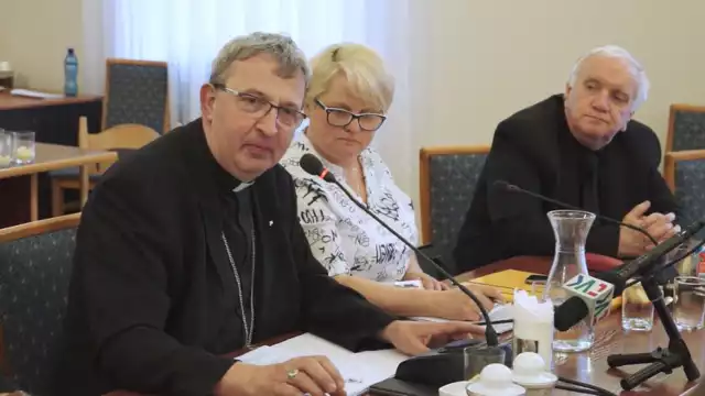 Ks. Adam Rosiek, biskup Katolickiego Kościoła Narodowego, przyjechał z Wrocławia specjalnie na posiedzenie Rady Miejskiej Wielunia, żeby opowiedzieć o problemach z kaplicą