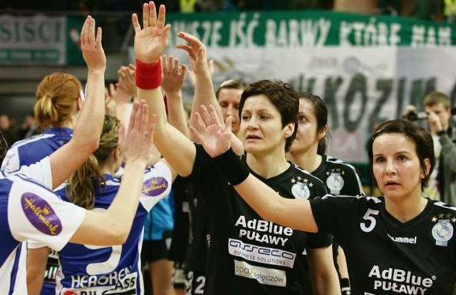 Skrzydłowa Sabina Włodek (z prawej) i kołowa Monika Marzec, w tym sezonie będą miały nowe zmienniczki.