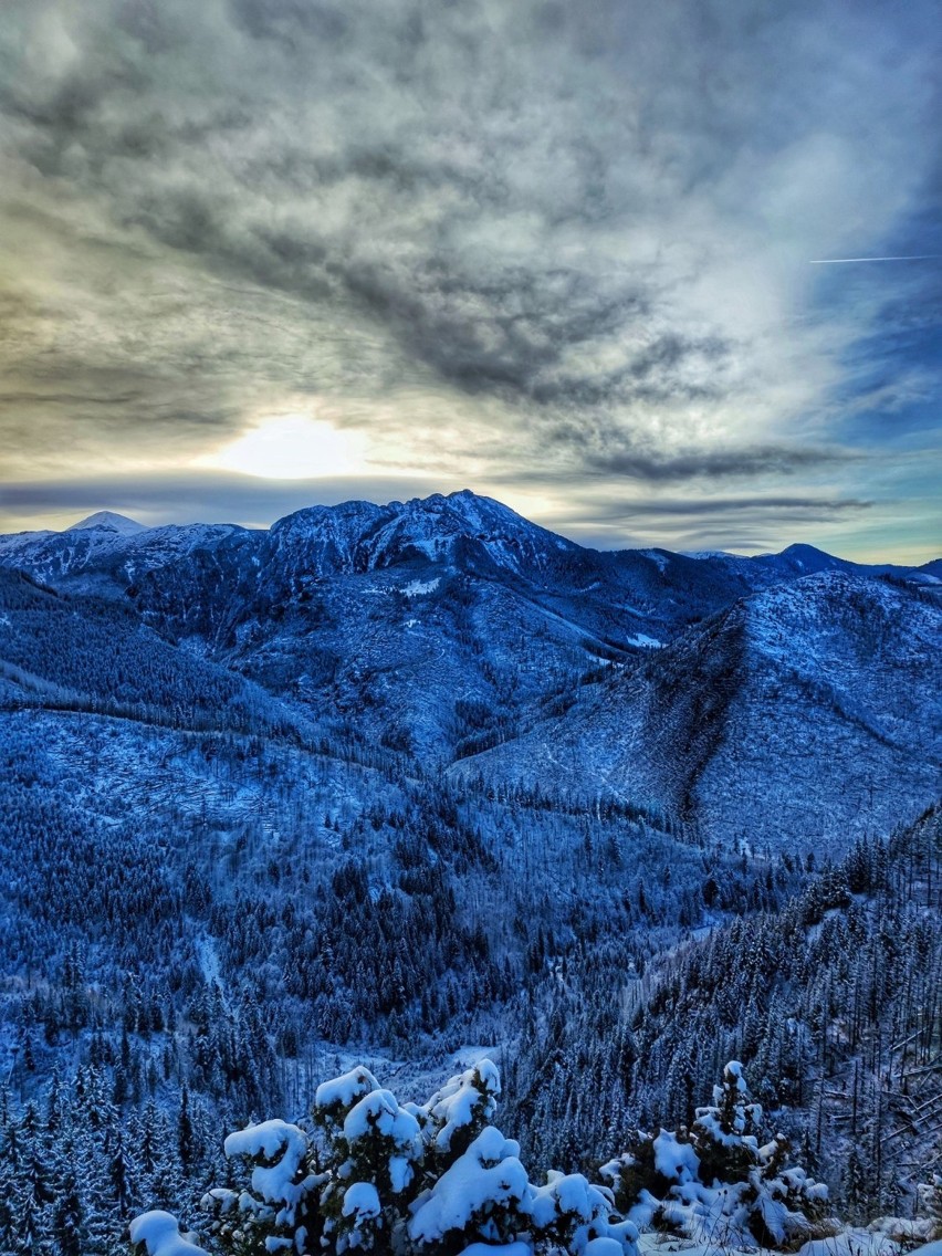 Tatry. Zima zagląda w góry. Tatry Zachodnie ośnieżone. Wyglądają niesamowicie