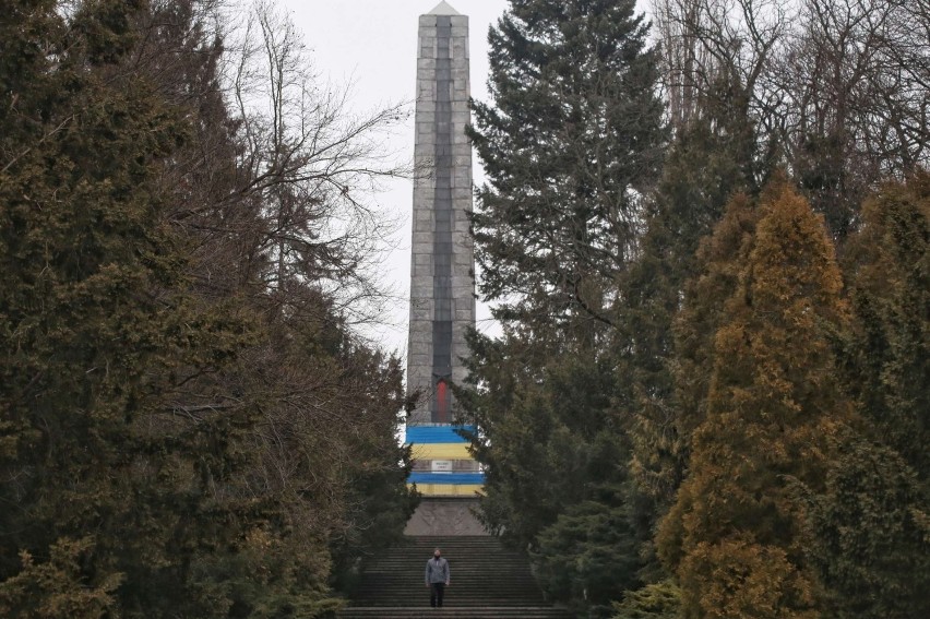 Ktoś okleił obelisk na Cytadeli w Poznaniu folią w kolorach...