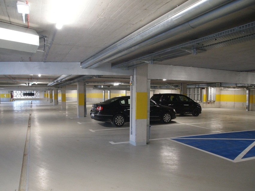 Wielopoziomowy parking w centrum Zakopanego stoi niemal...