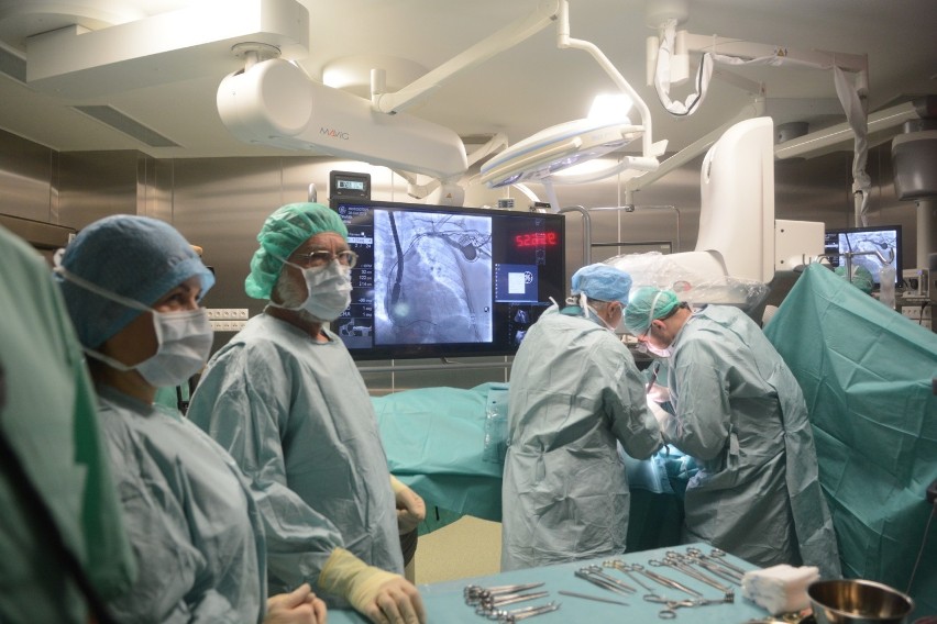 Kilka niecodziennych operacji przeprowadzono w sobotę w nowoczesnej sali hybrydowej w Mazowieckim Szpitalu Specjalistycznym w Radomiu