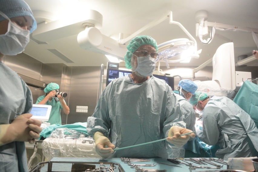 Kilka niecodziennych operacji przeprowadzono w sobotę w nowoczesnej sali hybrydowej w Mazowieckim Szpitalu Specjalistycznym w Radomiu