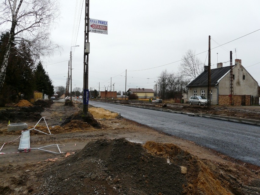 Na fragmencie ulicy Warszawskiej położono już asfalt? ZDJĘCIA
