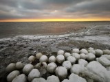 Lodowe kule w Jastarni na plaży. Zatoka Pucka na brzegu pokazała niezwykłe twory. Morszkulce to zimowa atrakcja Jastarni | ZDJĘCIA